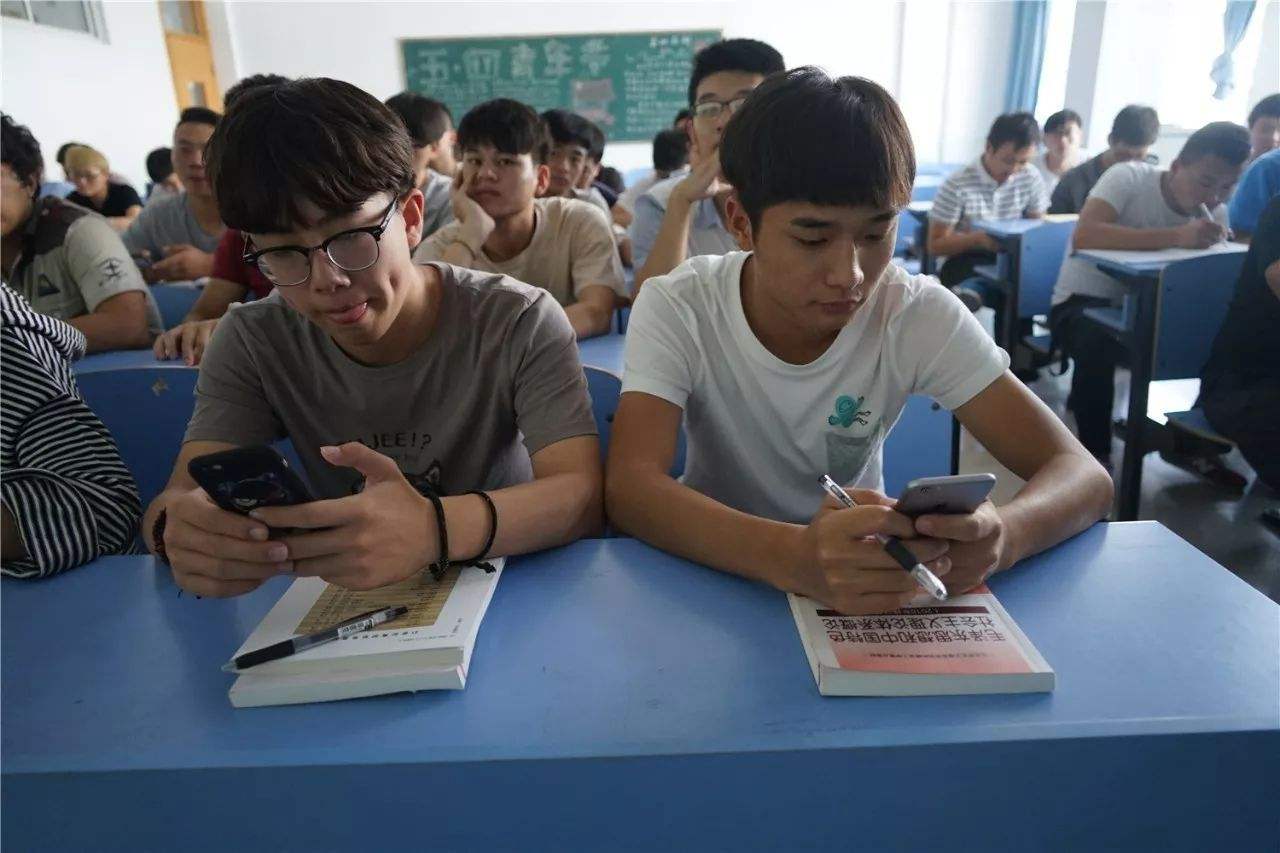 教育部开始对校园手机下手,老师和家长拍手叫好,学生不乐意了
