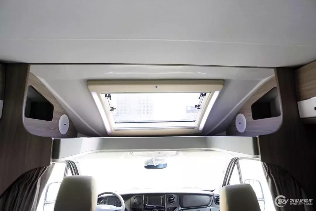 飞翔小额头自动挡房车,小额头依维柯房车c型房车