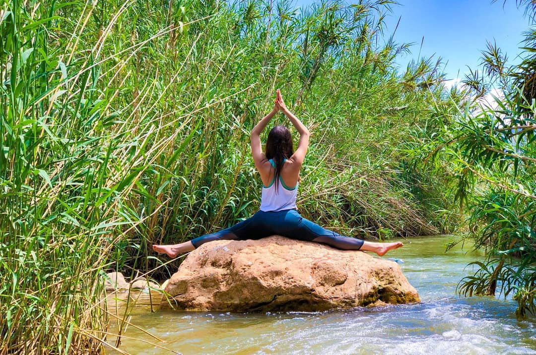 吊带裙这样穿尽显十足女人味,挡住手臂赘肉的吊带裙