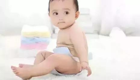 宝宝红屁股是纸尿裤过敏么,为什么宝宝穿哪款纸尿裤都红屁股