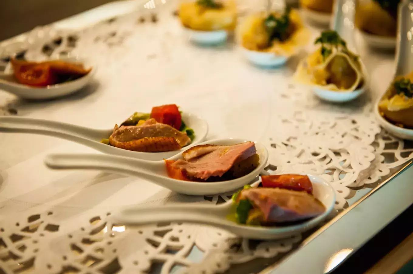 环球蜜月的小两口，免费上了一座价值8亿欧元的邮轮