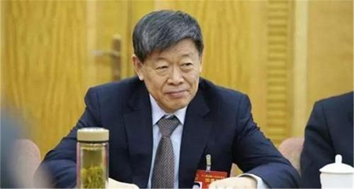 曾经扛过棉花的山东首富，给16万员工盖房，自己却用200元手机