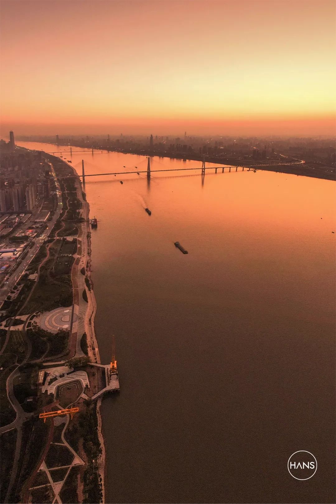 这里是青山，请长按保存