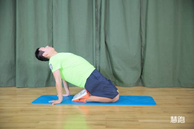 小臂拉伸细节,跳绳热身拉伸动作细节