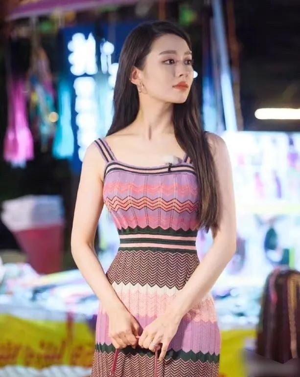 吉娜穿运动衣搭红色包,吉娜一字肩配什么衣服