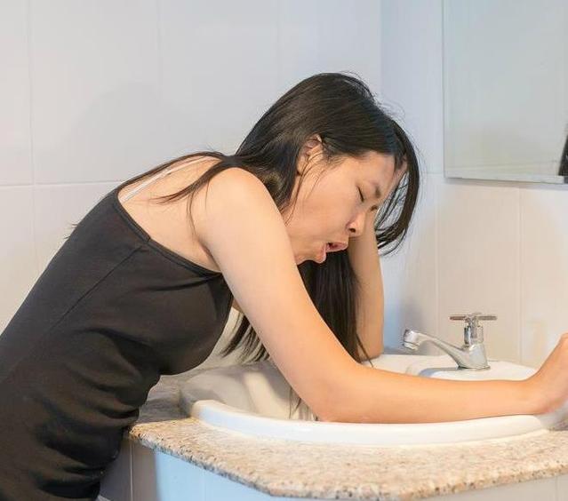 孕妇孕吐恶心不想吃饭怎么办,孕期犯恶心想吐吃什么缓解孕吐