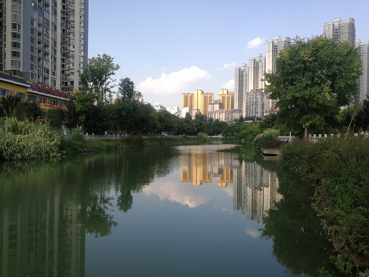 我在花海毕节等着你之三省红都,瀑布下的都市