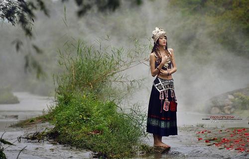 苗族姑娘戴手镯的规矩,苗族女生会戴许多首饰吗