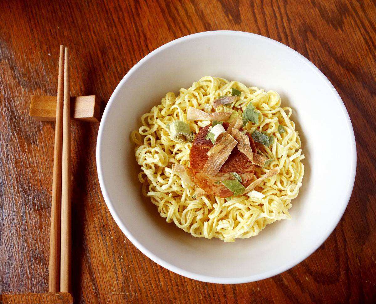 煮泡面先放蛋还是先放芝士,煮泡面先放青菜还是先放面