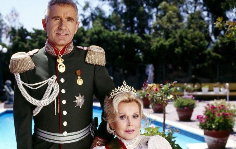 她一生结过4次婚,她一生经历了七次婚姻