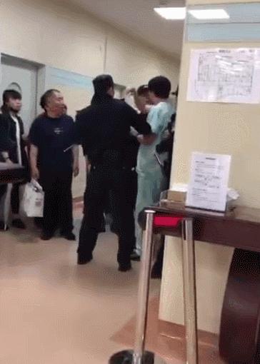 这个医生给患者加号被“报警”，想把患者看完，却被“强制带走”