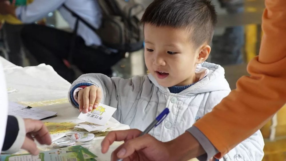 七旬老人晕倒民警施救,老太太晕倒民警救助