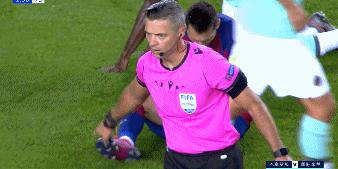 梅西眼里只有球,梅西的眼里看着足球可爱一面