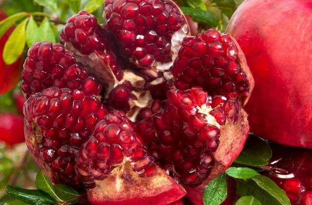 石榴连籽一起吃对人有什么好处,石榴有什么作用和好处