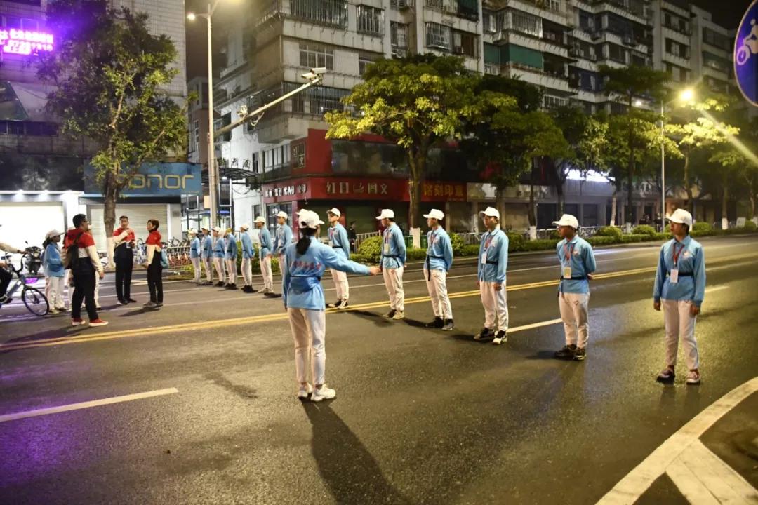 在街头当志愿者,凌晨四点出门当志愿者