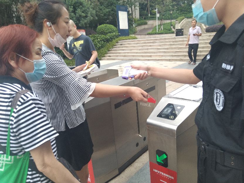 物业人员坚守岗位抗击疫情,物业人员坚守岗位防疫