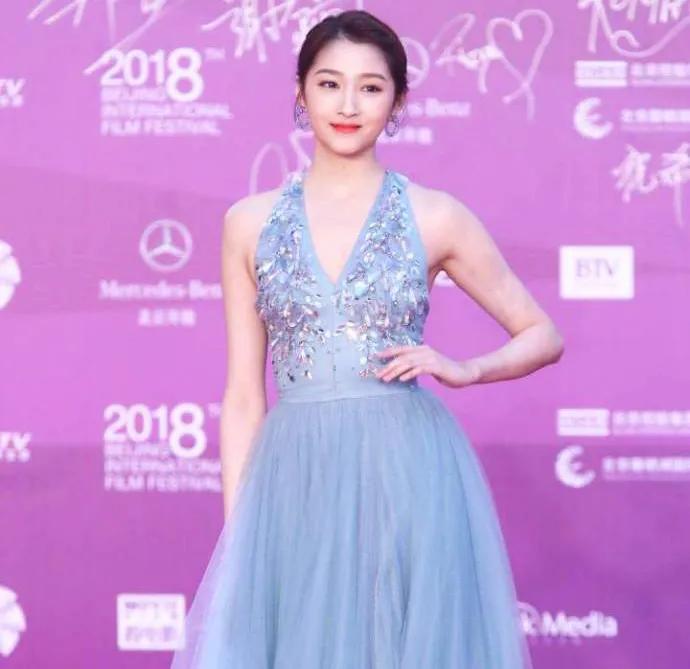 盘点明星红毯尴尬名场面,暴露身材的缺陷