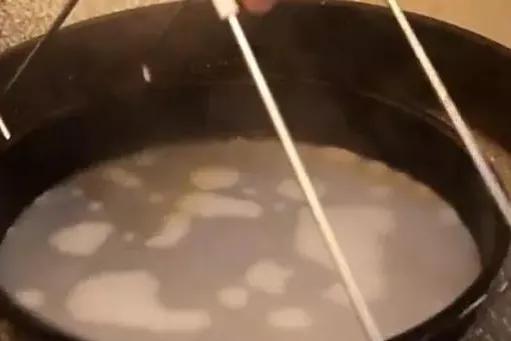 用小麦淀粉制作凉皮的方法,如何用小麦淀粉做凉皮