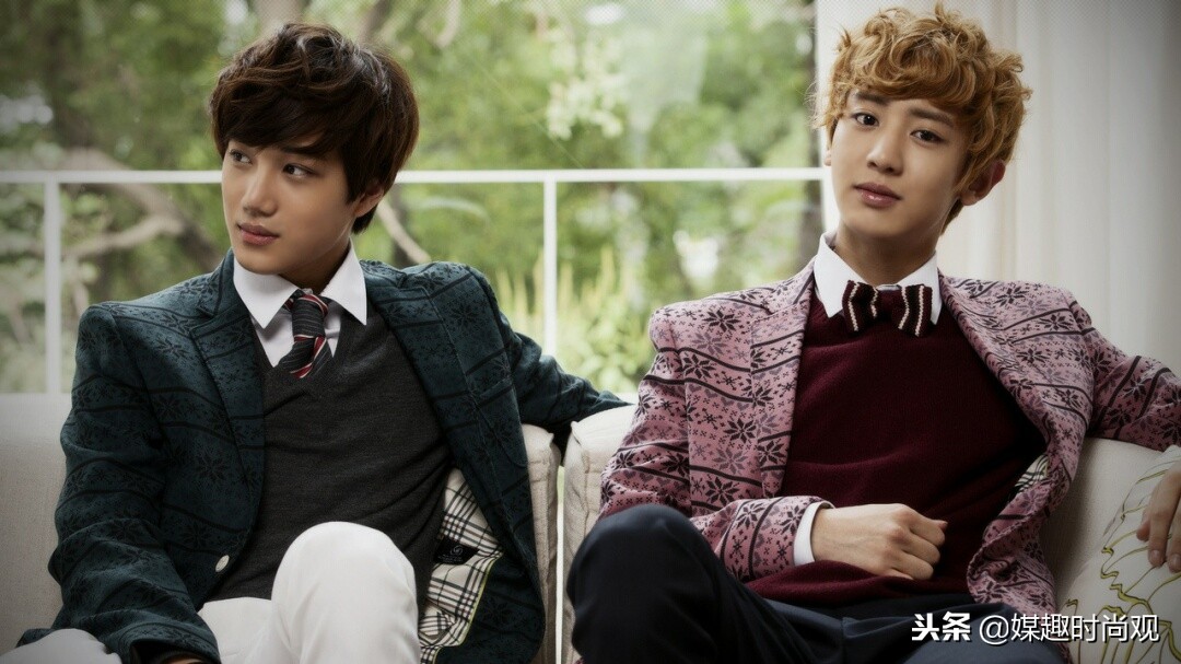 exo灿烈紧牵姐姐的手,exo灿烈照顾小孩