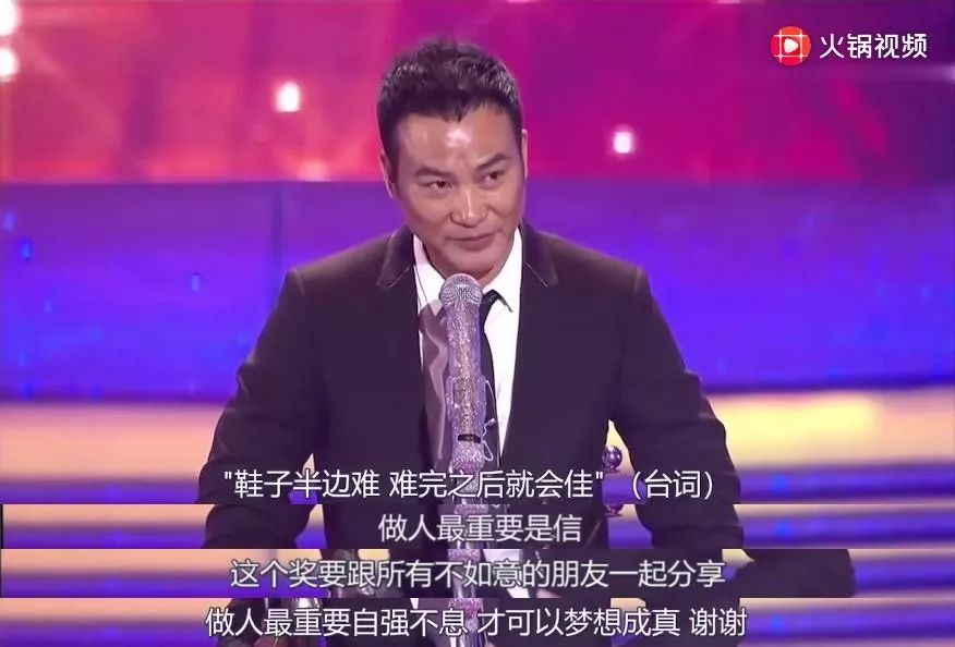 他是香港最低调的影帝，梳起飞机头他又是令人闻风丧胆的江湖大佬