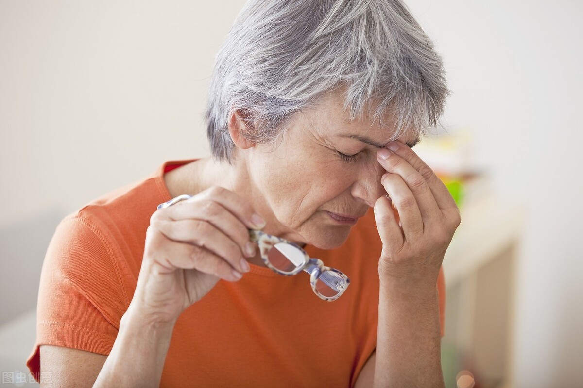 为什么高龄老人眼睛总是泪汪汪,老人眼睛一直出眼泪怎么办