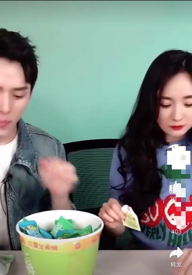 杨幂现身李佳琦直播间现场量腿围,杨幂李佳琦直播表现