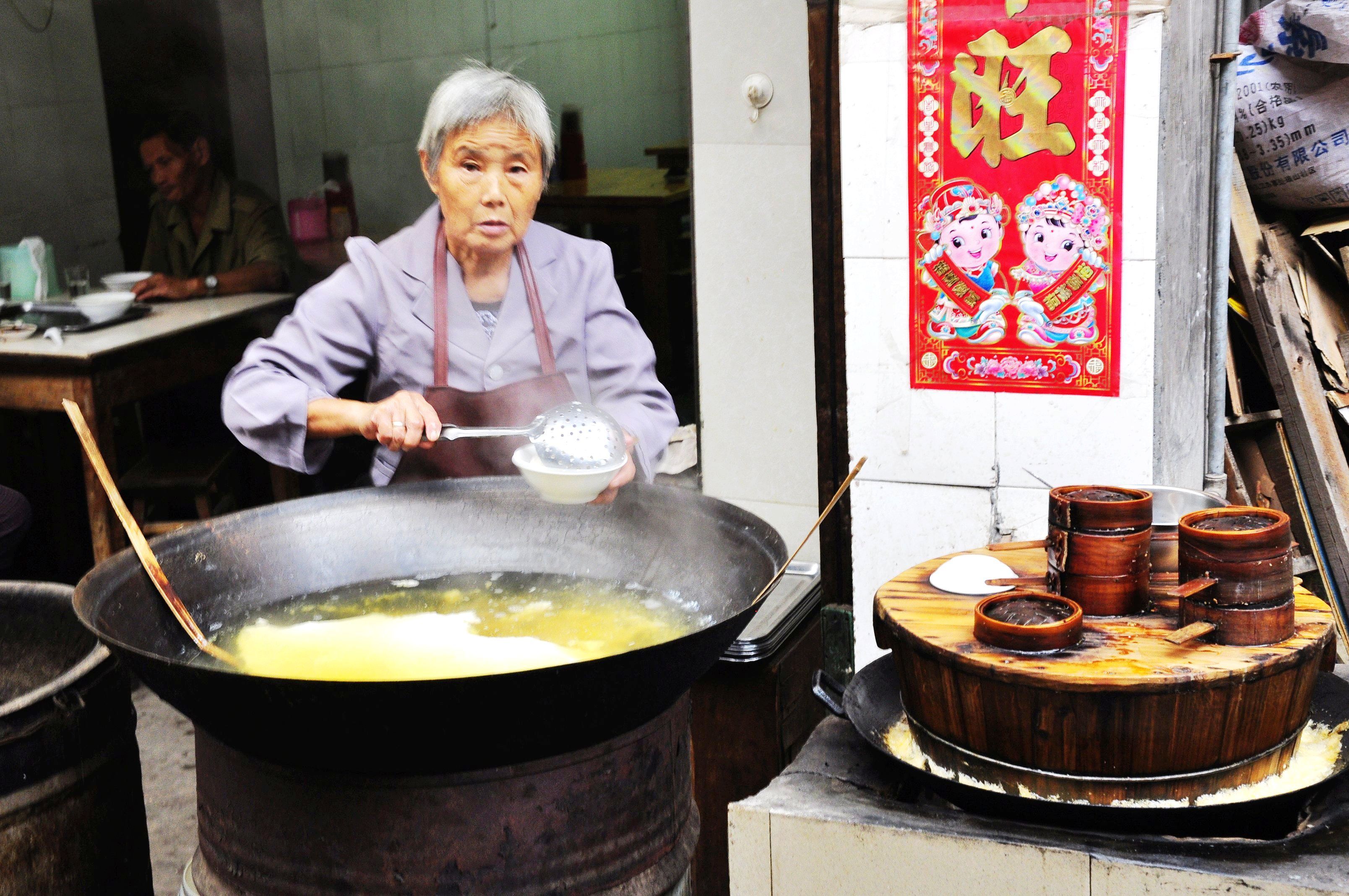 牛佛烘肘吃出梁山好汉的气魄
