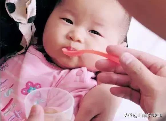 轮状病毒感染孩子呕吐,宝宝肺炎住院又感染轮状病毒