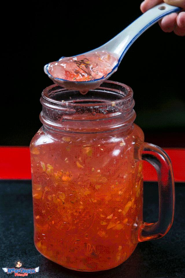 当成都老板爱上沈阳老雪，他开的串串香店锅底都有1瓶大绿棒