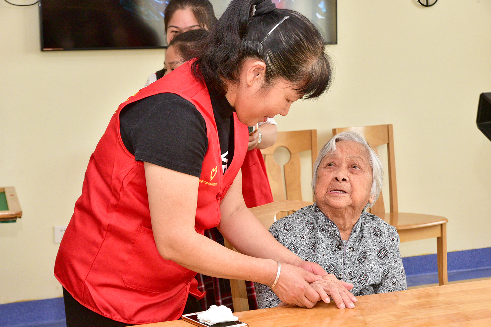 小学敬老孝贤月活动总结,尊老敬老教育活动报道