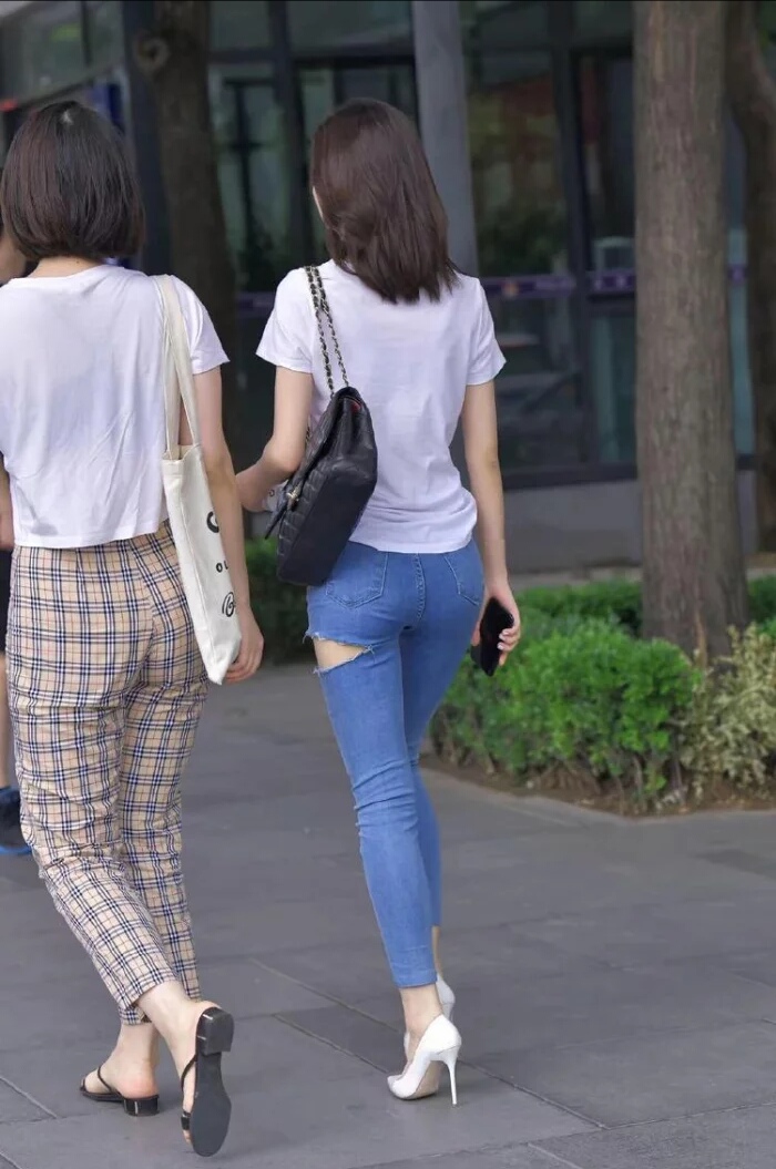 裤子有破洞能理解，靓女穿的牛仔裤，不小心就得掉根“裤腿”