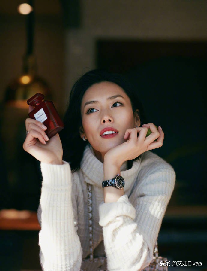 刘雯香奈儿走秀多还是奚梦瑶多,刘雯气质出众很有国际范的小姐姐