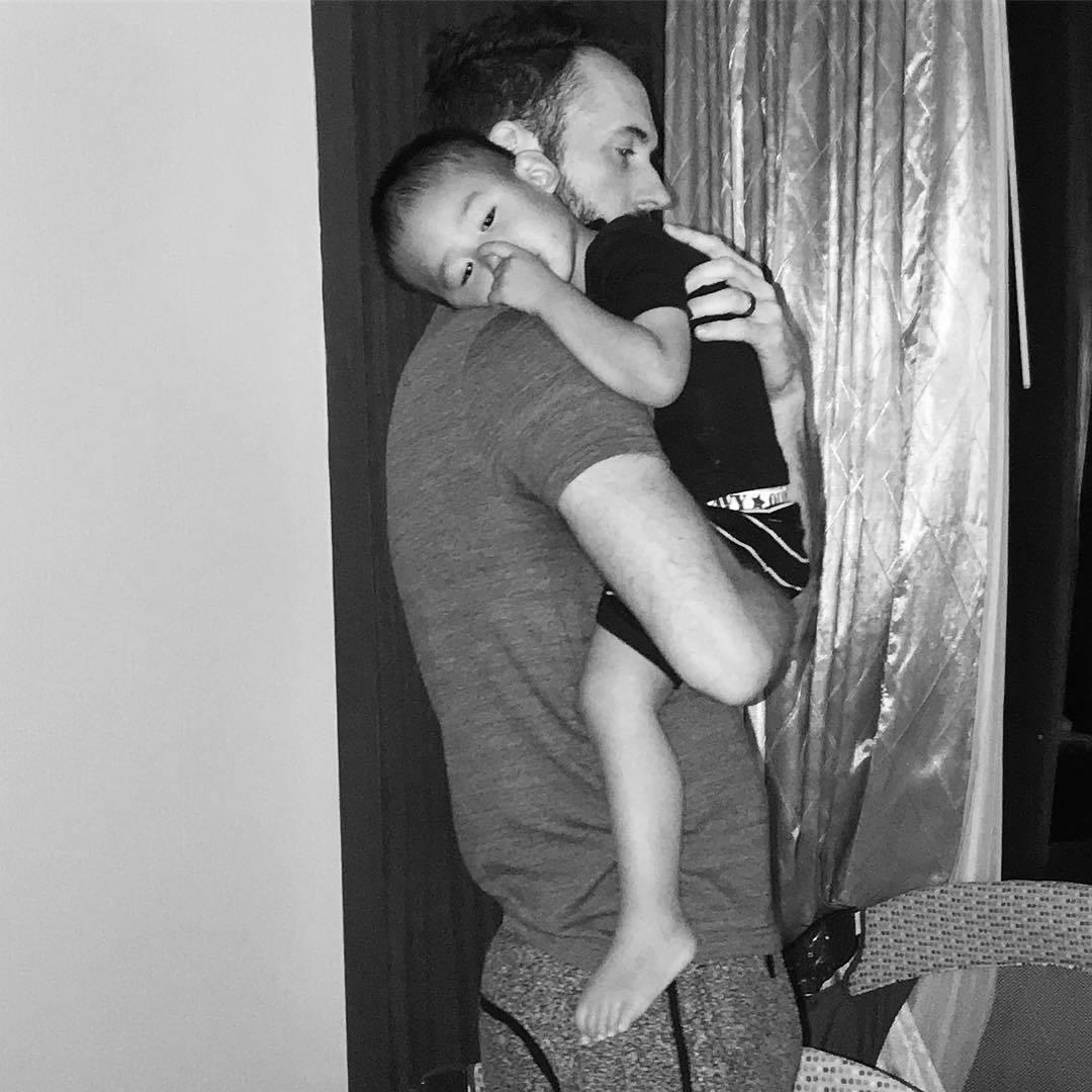 美国网红领养中国残障男孩,疯狂吸血赚钱后就无情抛弃?