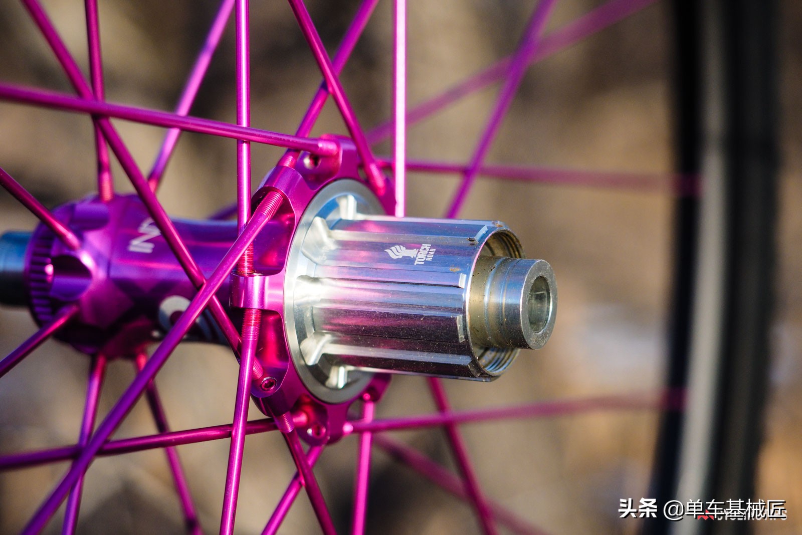是什么赋予了这对轮组如此僵硬的骑行体验？是骚气的玫红色吗？