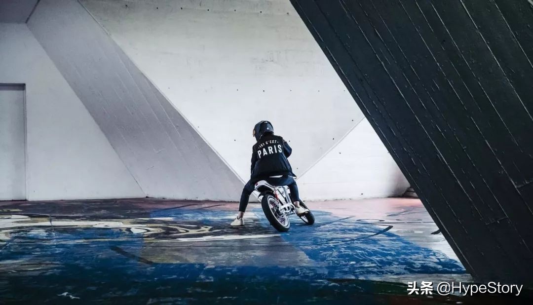 穿牛仔裤踢足球,穿牛仔裤踢球