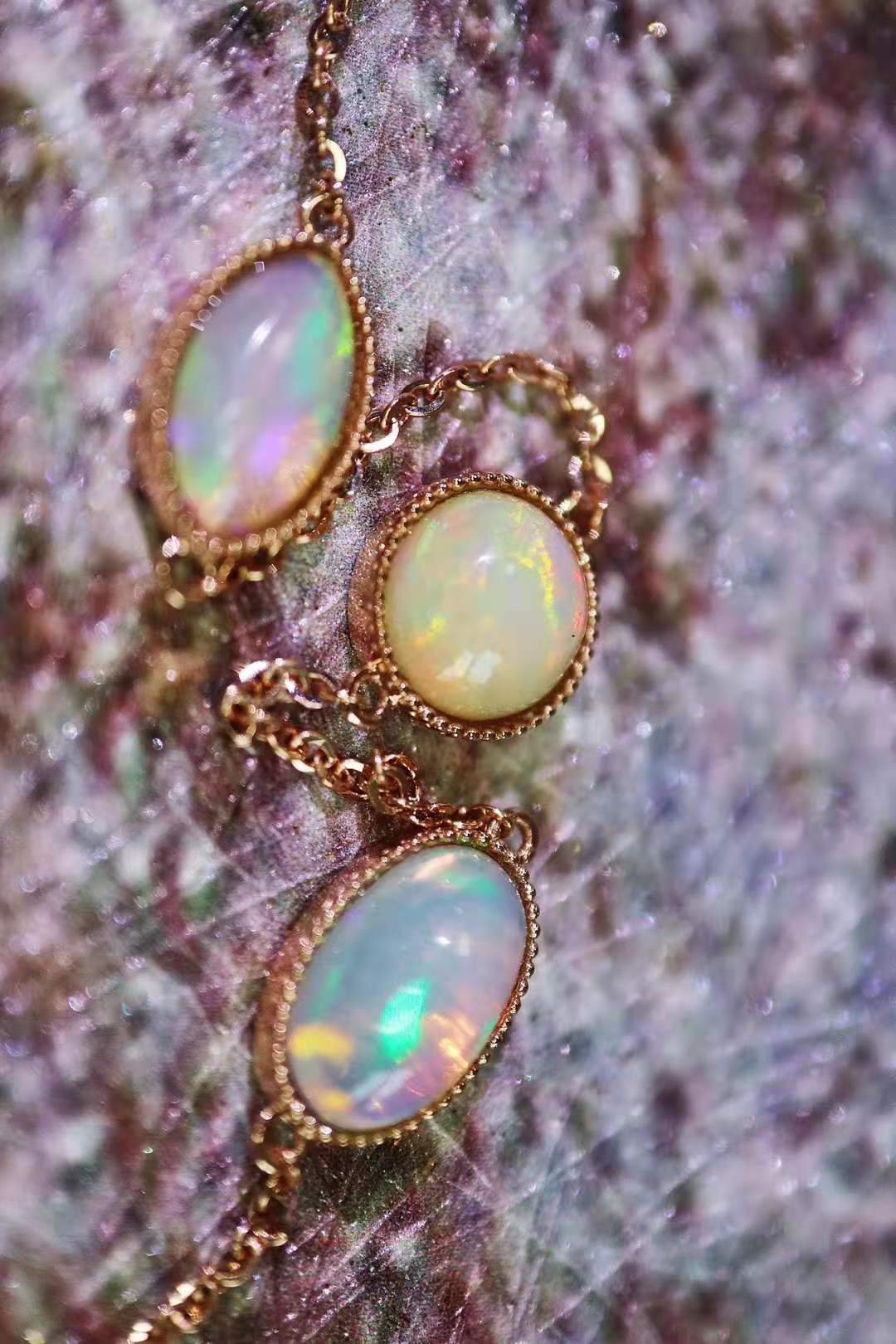 欧泊一种拥有世间所有颜色的宝石，关键还不贵