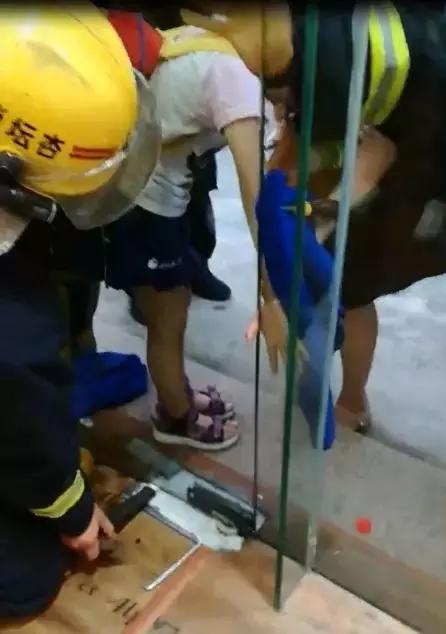 顺德一女童手指被玻璃门紧紧夹住,又红又肿…这些隐藏危险,爸妈必看