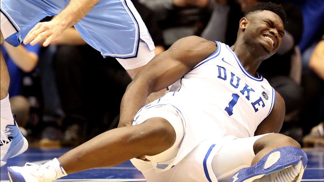 周琦耐克战靴,耐克篮球鞋被踩爆