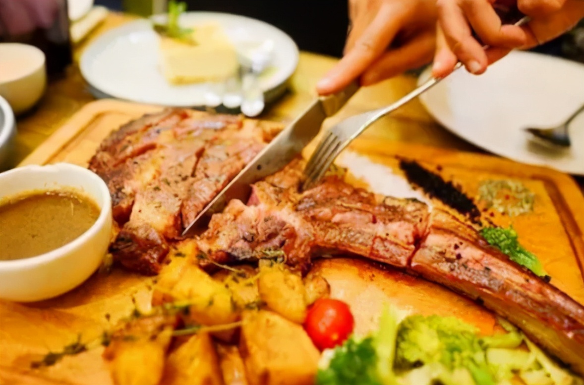 去吃牛排提前上的柠檬水是干嘛的 (吃牛排旁边的柠檬水是让喝的吗)