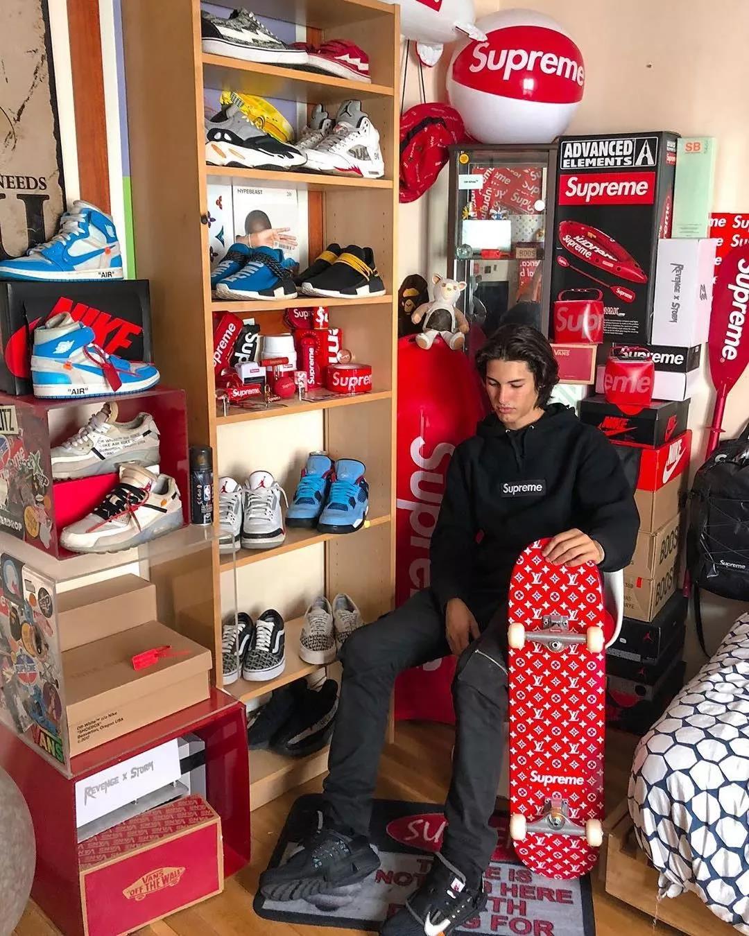 那个孙子穿Aj坐地铁，肯定是fake！