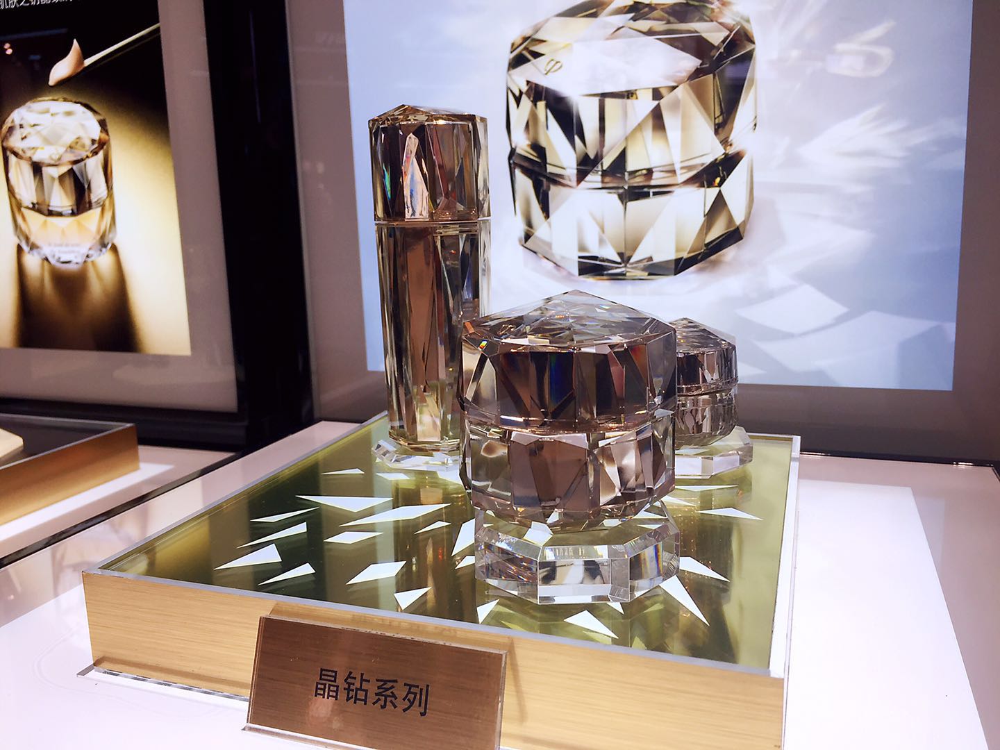 奢美密钥至臻尊耀CPB肌肤之钥璀璨亮相成都伊势丹
