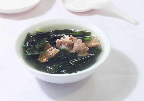 海带排骨汤高压锅海带什么时候放,海带排骨汤海带要先用水焯一下吗