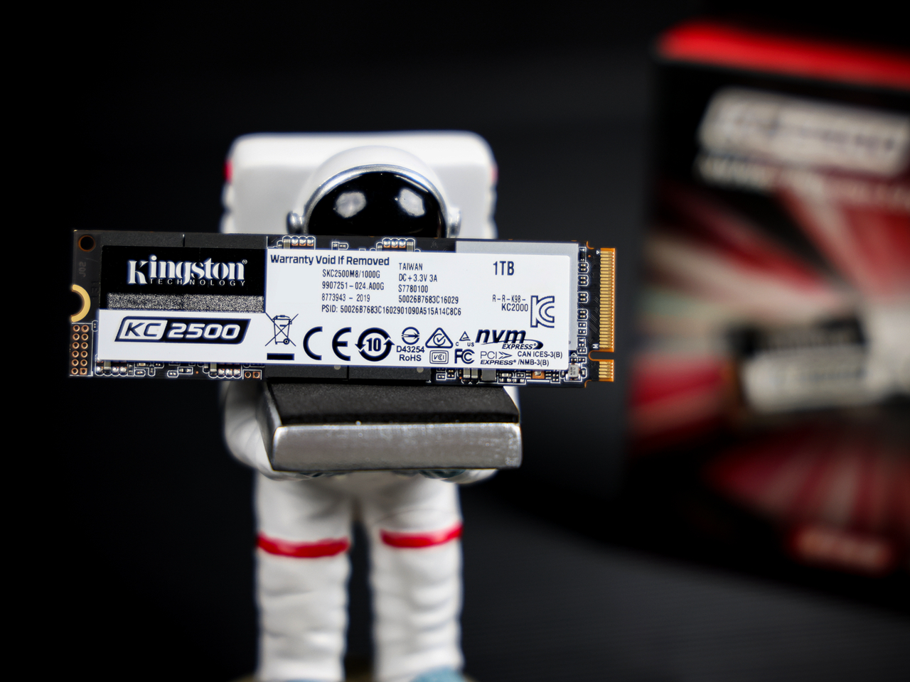 金士顿固态nv1跟kc2500哪个系列好,金士顿kc2500固态500g硬盘开箱