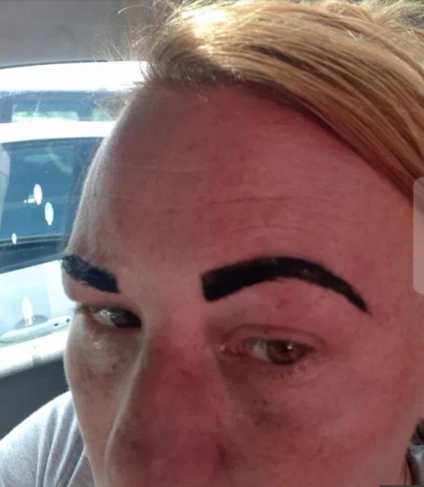 澳洲一女子度假前修眉变“修没”，补救后像愤怒的小鸟，不敢出门