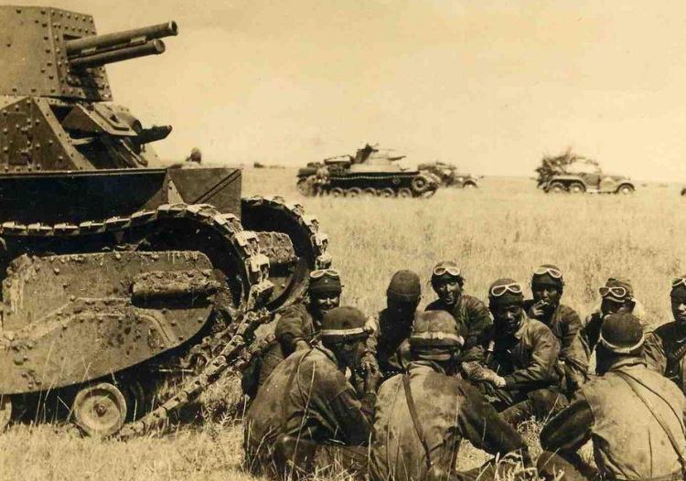 开国军人拜访老战友,司令员看望老兵敬礼视频