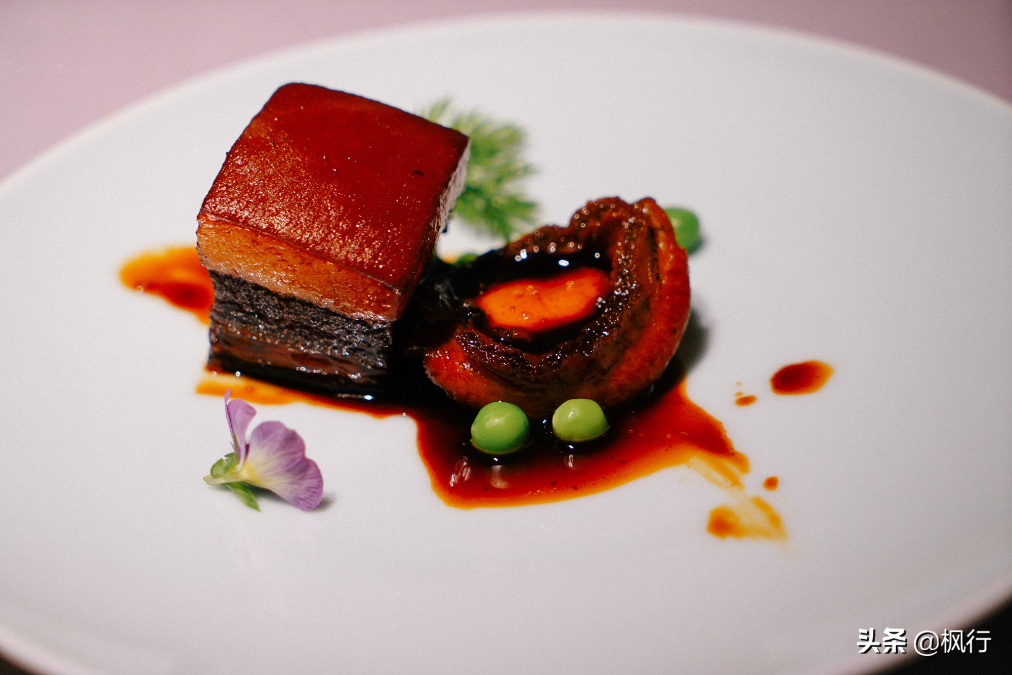 这家北京二环内的粤菜馆,装修获大奖,松板肉、乳鸽、罗氏虾惊艳