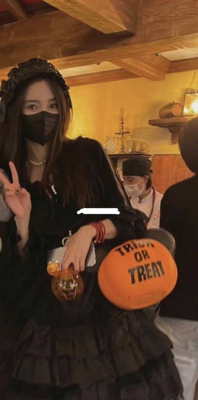 Baby独自带儿子过万圣节,小海绵五官神似黄晓明,母子玩游戏气氛温馨