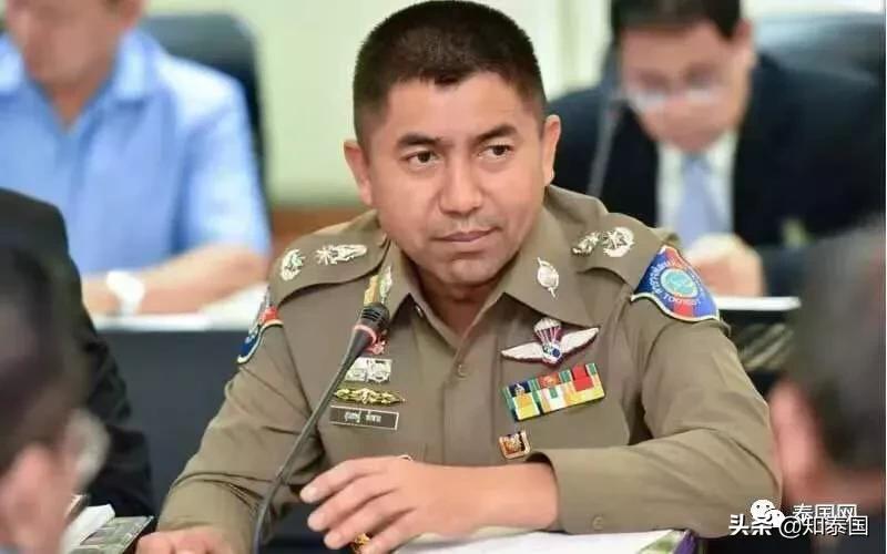 *弹子**警告!素拉切的车,在路边被枪手打成了马蜂窝……