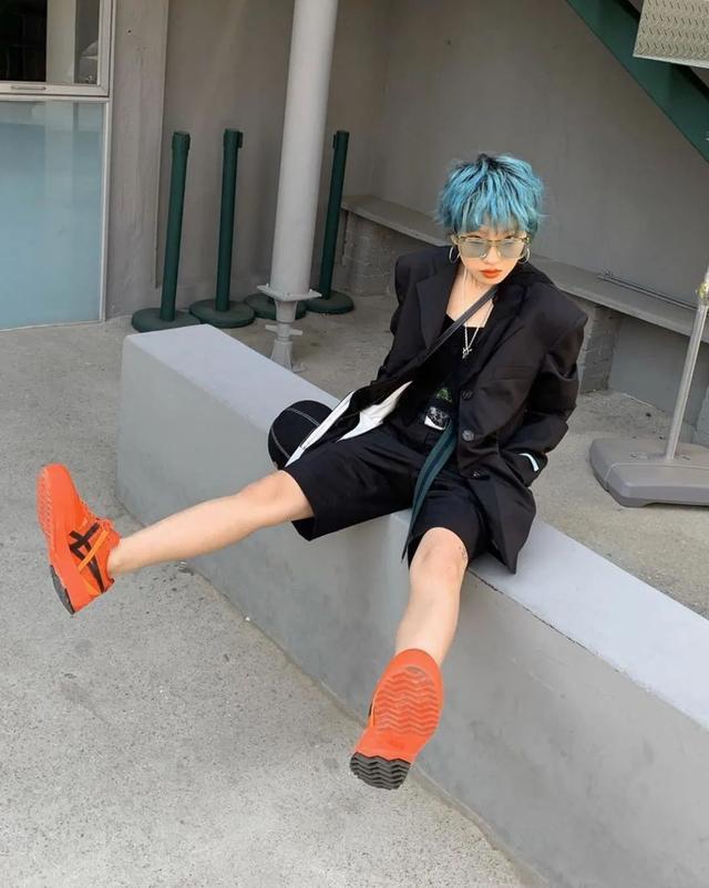 不知怎么搭配衣服?GO,跟着各国时尚博主们学穿搭!