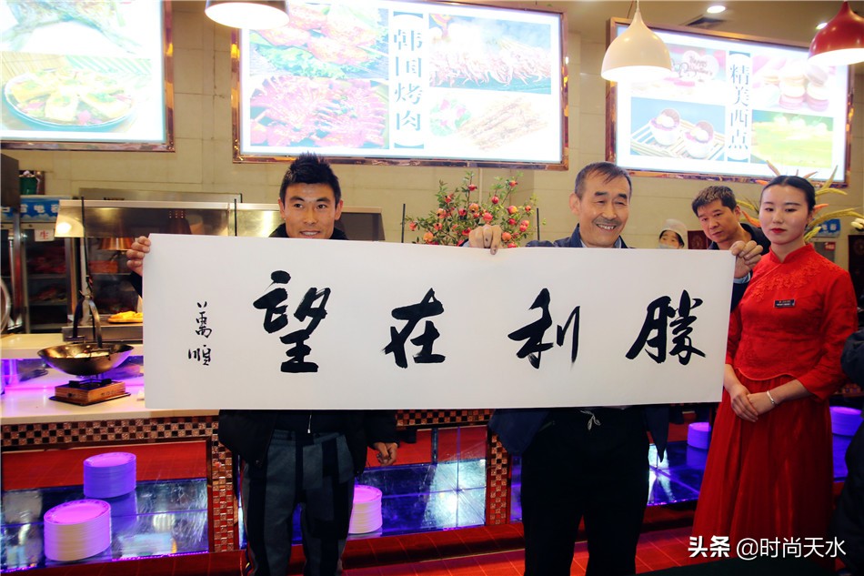 天水“轮胎哥”出发*藏西**,金龙大酒店携媒体、粉丝送上祝愿